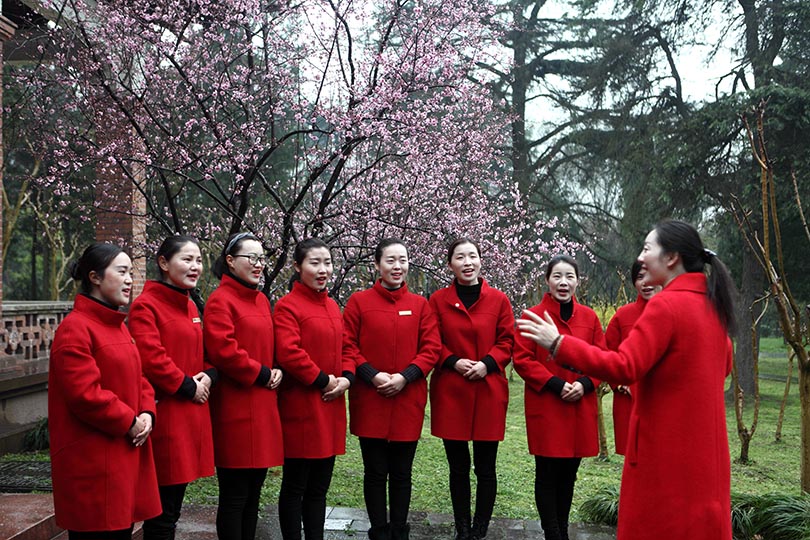 國(guó)家二級(jí)演員、揚(yáng)州市文化館社會(huì)工作中心主任周倩為船娘們培訓(xùn)揚(yáng)州小調(diào)